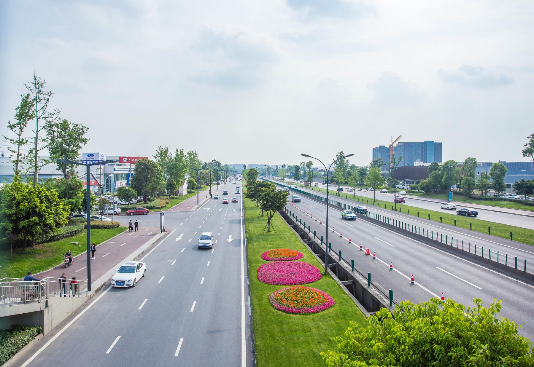 成都高新區(qū)機(jī)場(chǎng)高速路輔道整治工程綠化景觀工程